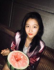 朱丹妮吃瓜写真,性感诱惑，镜头下的独特魅力