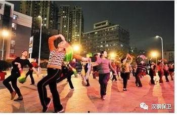 跳广场舞网红郑某燕,舞动人生，网络红人的崛起之路”