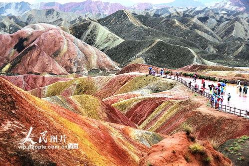 甘肃张掖丹霞山新闻头条,地质奇观惊艳亮相，红色地貌成为新旅游热点