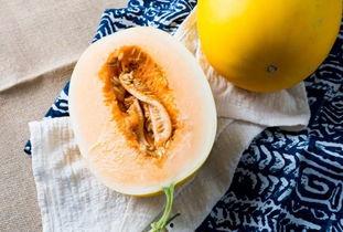 蜜瓜心该吃吗,揭秘蜜瓜营养价值，食用指南一览无余