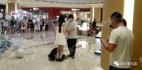 商场女销售吃瓜事件,一场商场内的误会与反思